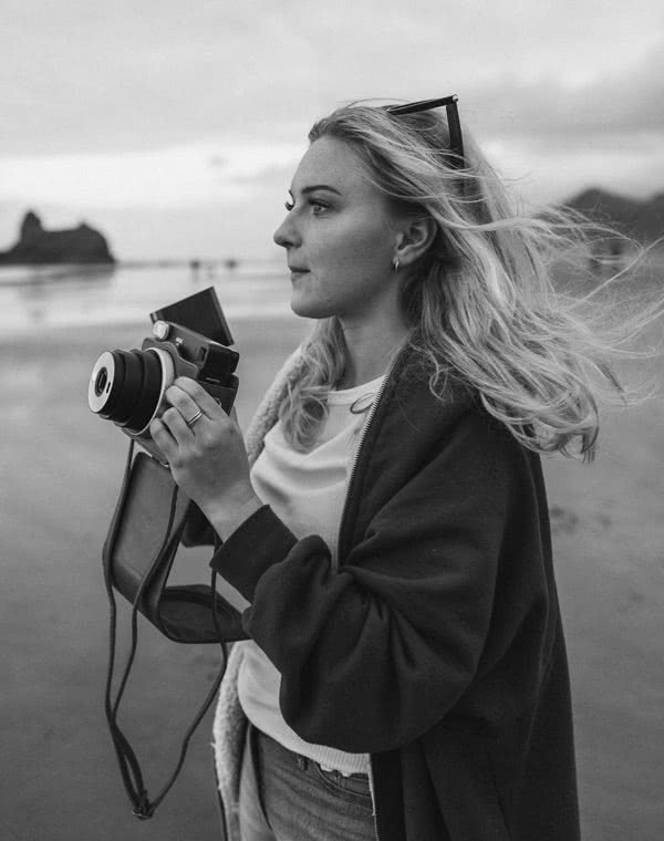 girl-with-camera-600x760-1 girl-with-camera-600x760-1