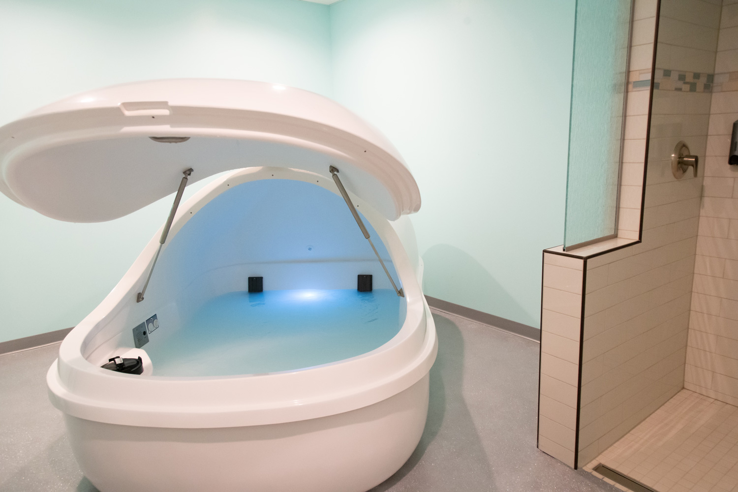 serenity-waters-float-pod-and-shower-room-the-blu-group-photographer-nicole-haggerty